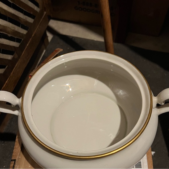 Vintage 22k yellow gold trim and cream large bowl with lid 6.2”high;7.4”diameter - Picture 4 of 12